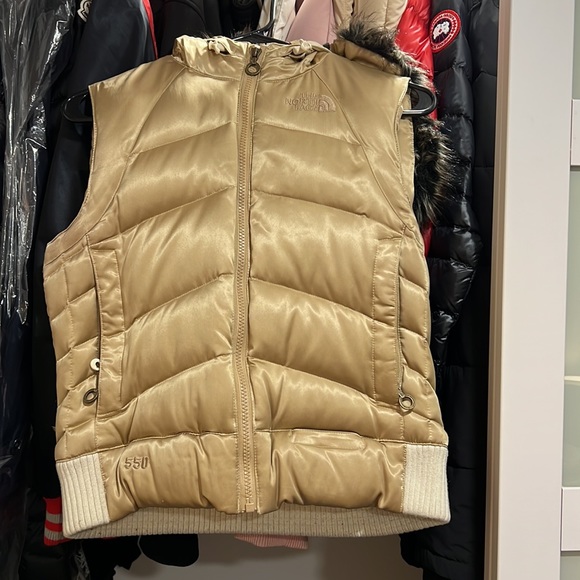 The North face puffer Vest with fur🎄🎄🎄 size Xs Tp.. - Picture 3 of 6